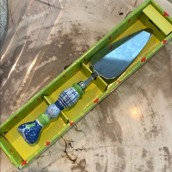 NIB Hand Painted Pie Server from La Patisserie - Picture 6 of 8